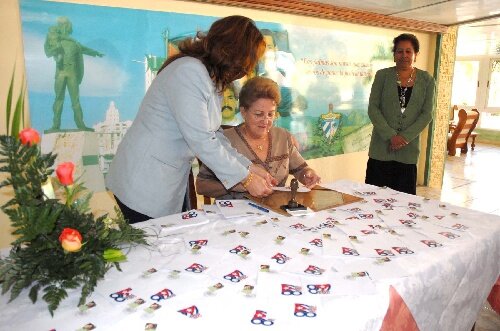 古巴发行妇代会纪念邮票