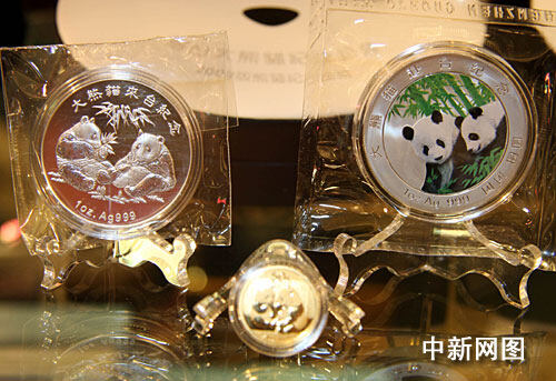 大熊猫纪念银章、金币亮相台湾（图）