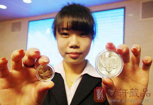 中国人民解放军海军航母辽宁舰金银纪念币套装（四分之一盎司金、1盎司银）